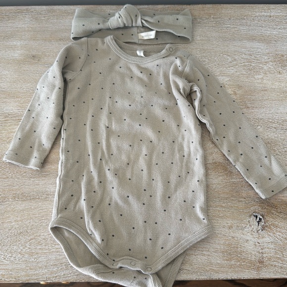 Quincy Mae Other - Quincy Mae Tan Ribbed Polka Dot Bodysuit + Headband size 12-18M